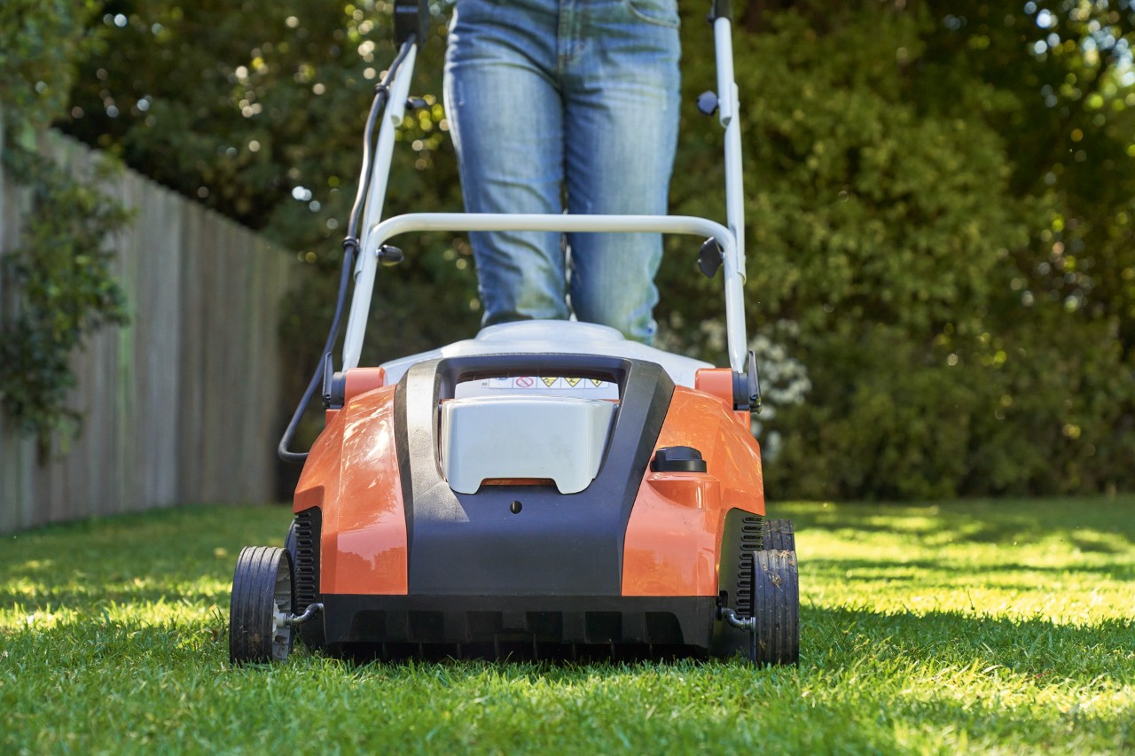 Le gazon est aéré à l’aide de l’aérateur de pelouse sans fil STIHL RLA 240.