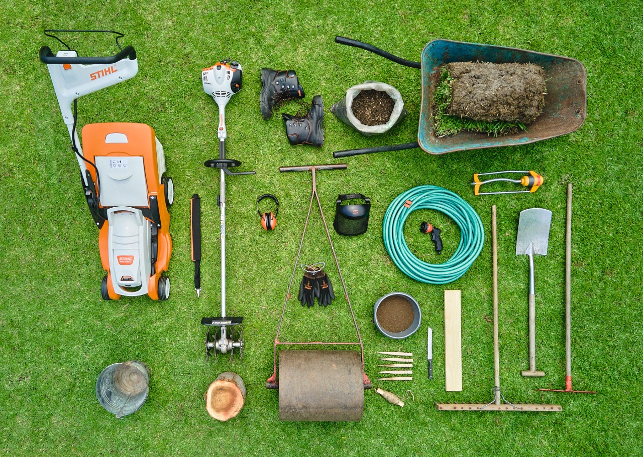 Vue sur la tondeuse à gazon à batterie STIHL RMA 339 C et d’autres outils nécessaires    pour poser de la pelouse en rouleau