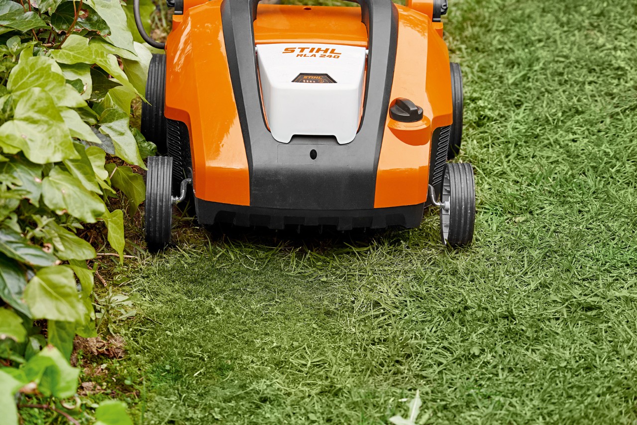 Gros plan sur un scarificateur à batterie STIHL RLA 240