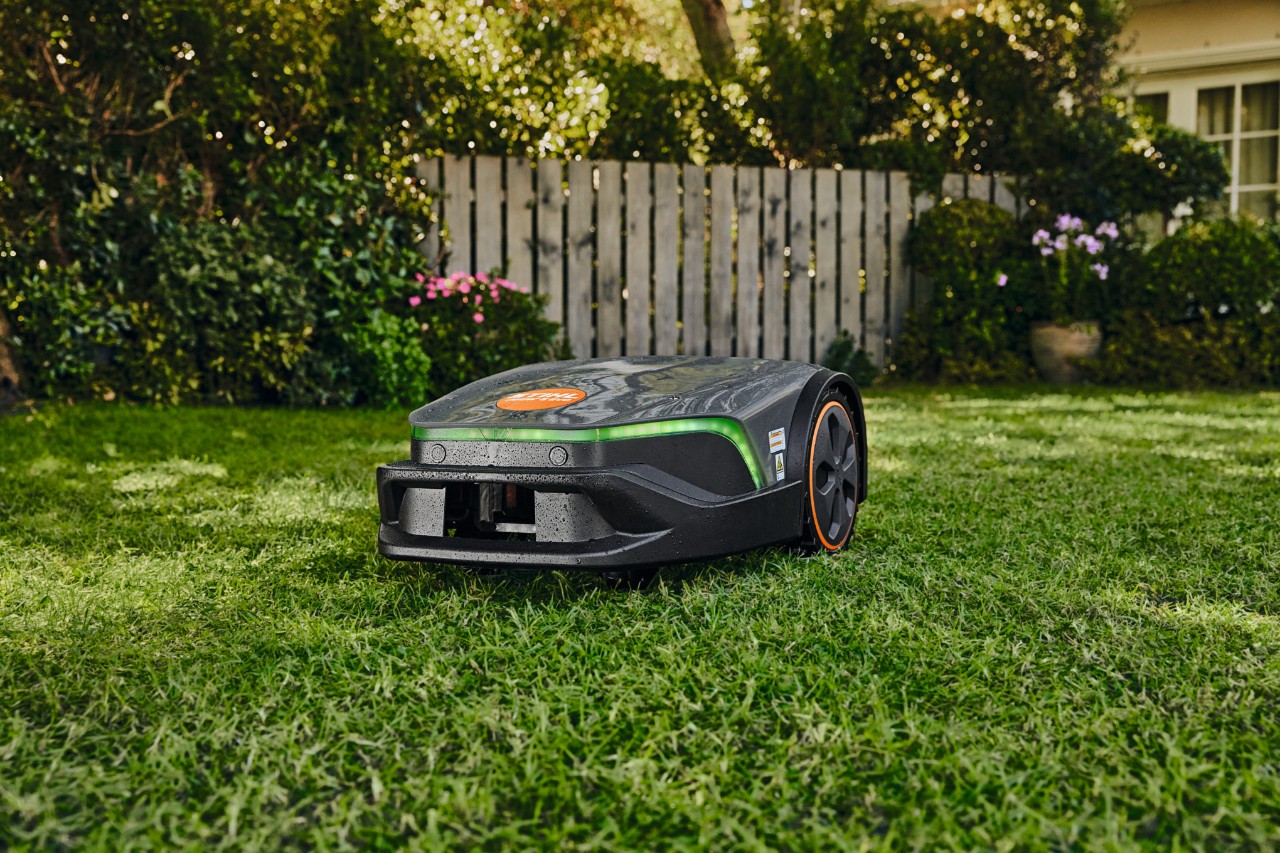 Robot de tonte STIHL iMOW® RMI 632 avec fonction de mulching sur pelouse d'ornement verte