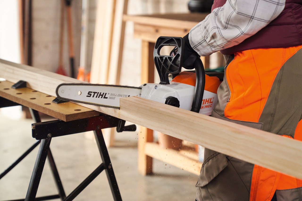 Logement permettant de scier un poteau avec la tronçonneuse à batterie STIHL MSA 140