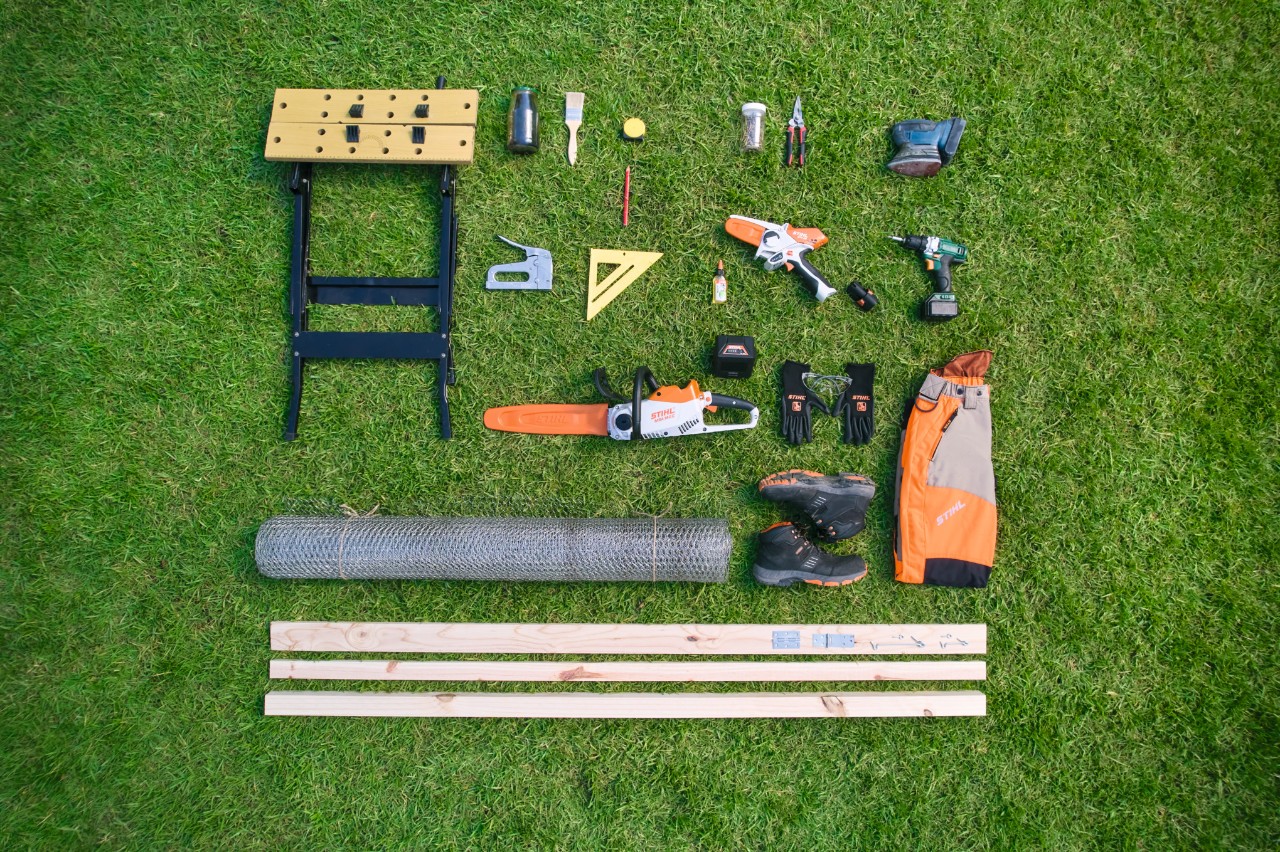 Vue sur les matériaux et outils pour fabriquer un bac à compost en bois, disposés les uns à côté des autres 
