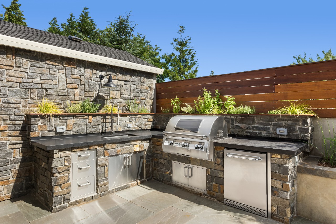 Terrasse d’arrière-cour avec cuisine extérieure et barbecue