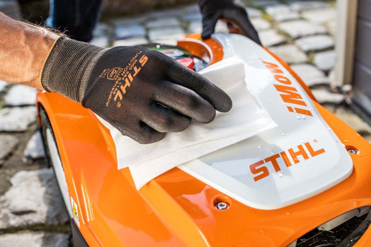  Le robot de tonte STIHL iMOW® 422 est nettoyé à l’aide d’un chiffon et préparé pour l’hiver
