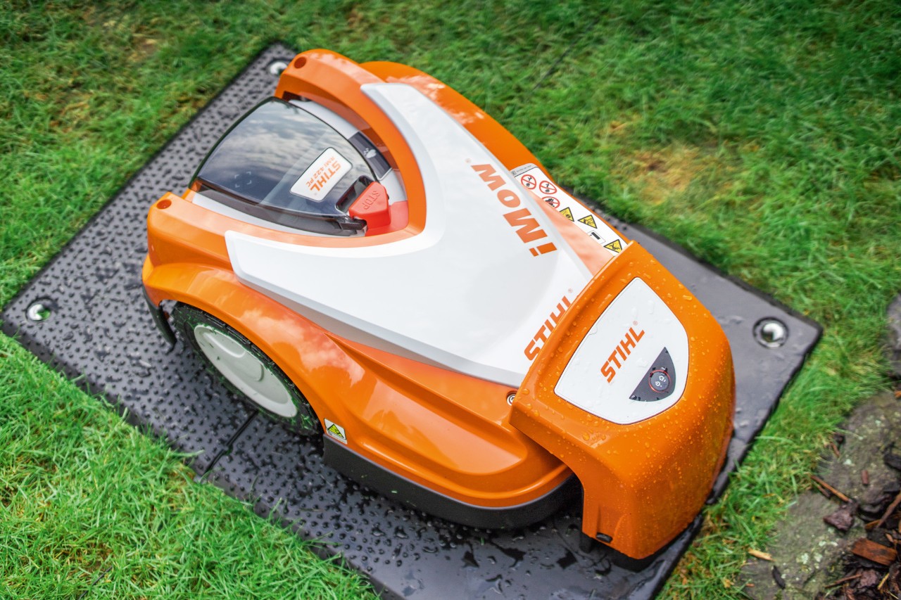 Le robot tondeuse iMOW® STIHL RMI 422 sur sa base