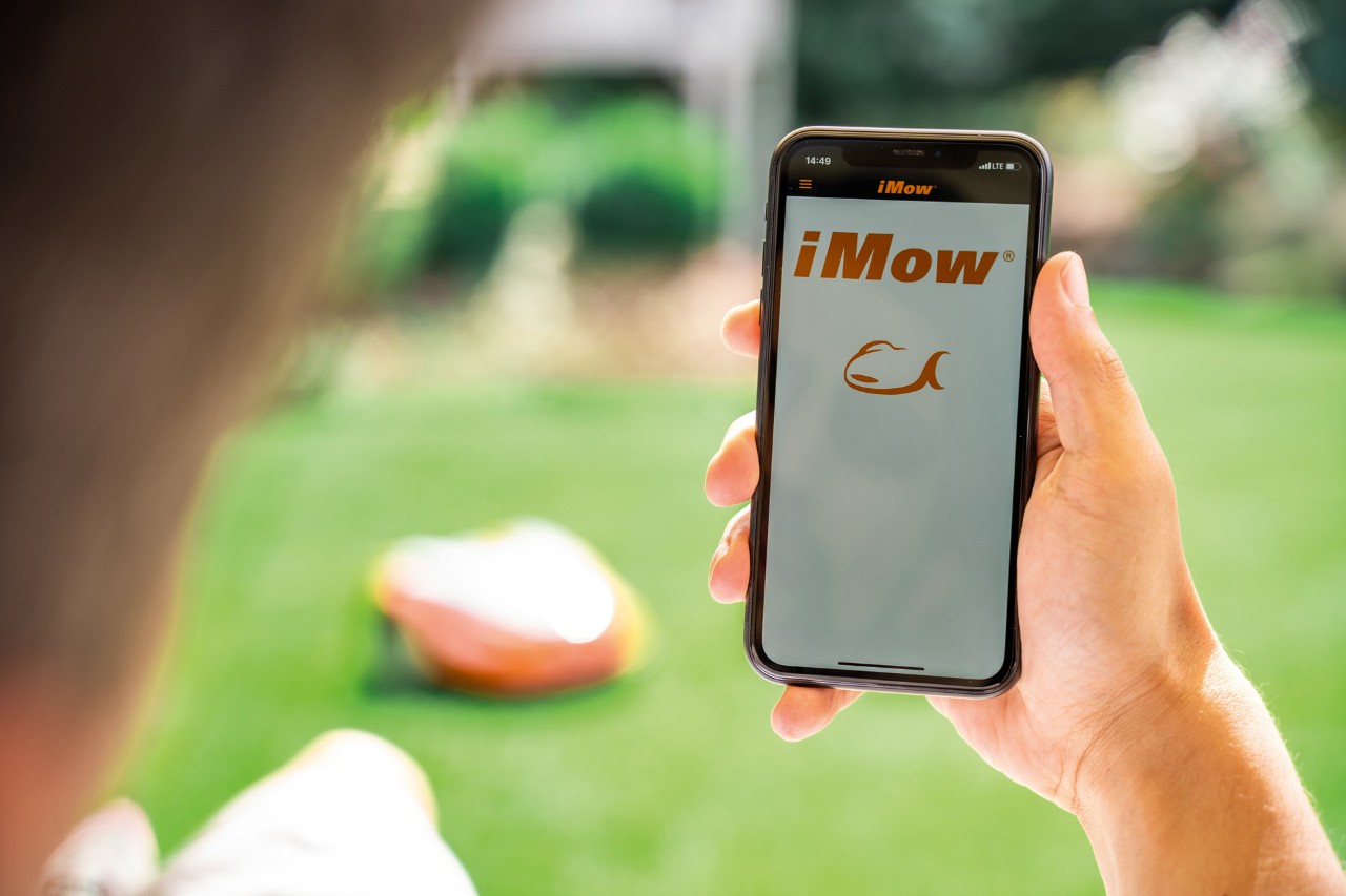 Smartphone avec l'application de configuration pour tondeuse à gazon iMOW®