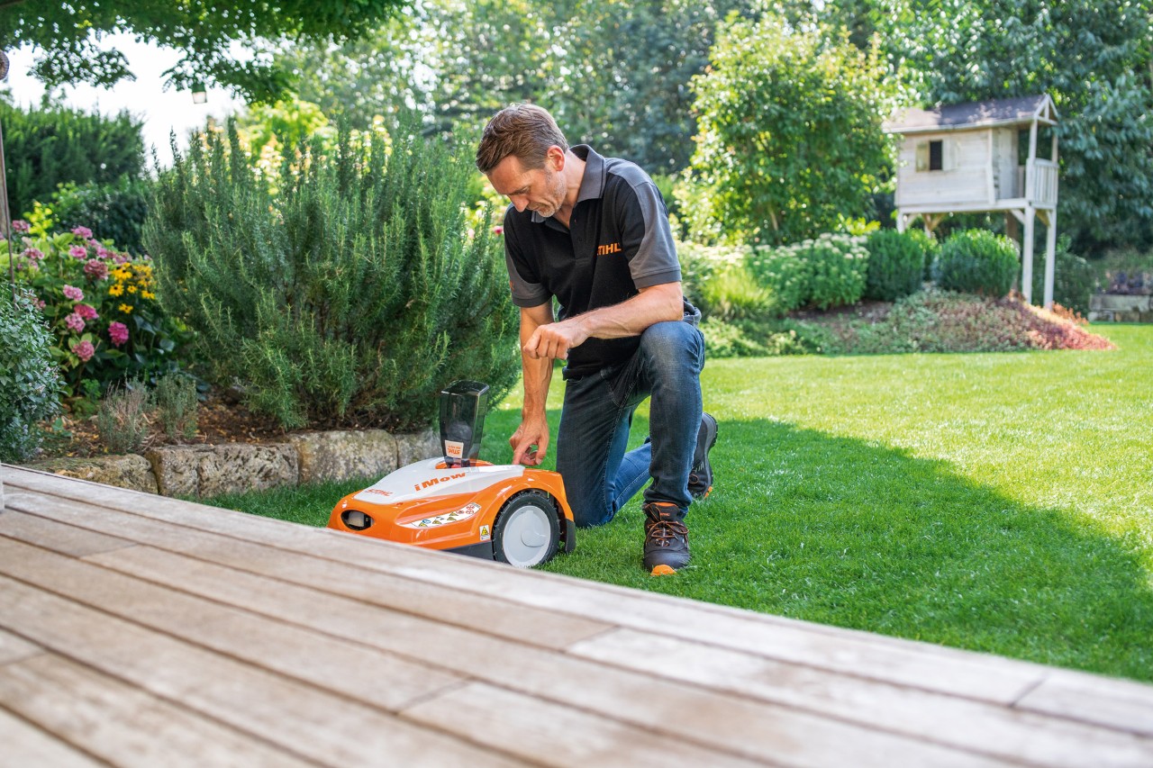 Le revendeur spécialisé STIHL définit le plan de tonte dynamique du robot tondeuse iMOW® STIHL RMI 422 sur une pelouse