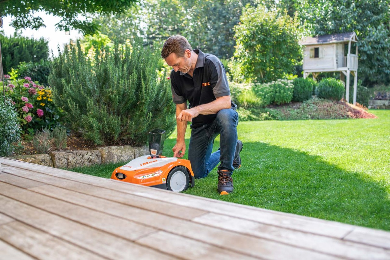 Revendeur STIHL utilisant l’écran de contrôle d’un robot tondeuse iMOW® 422 STIHL  
