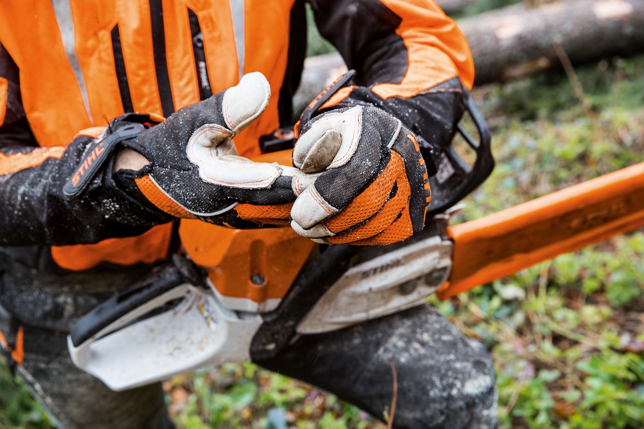 Vêtements de protection avec gants de protection STIHL ADVANCE Ergo&nbsp;MS pour travailler avec la tronçonneuse