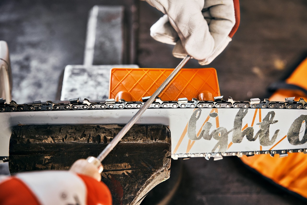 Affûtage d’une gouge à l’aide d’une lime ronde et d’un gabarit STIHL