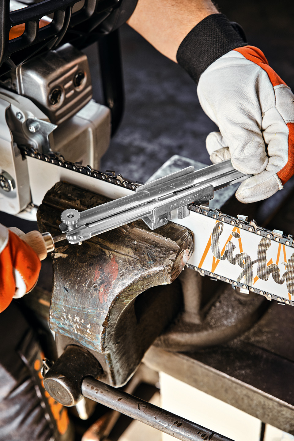 Porte-lime STIHL nécessaire à l’affûtage d’une tronçonneuse positionné sur un guide-chaîne STIHL Light 04