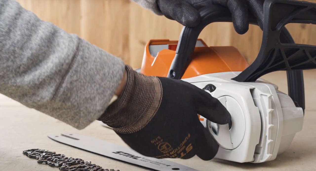 Enlèvement du couvercle de pignon d’une tronçonneuse sur batterie STIHL MSA 120