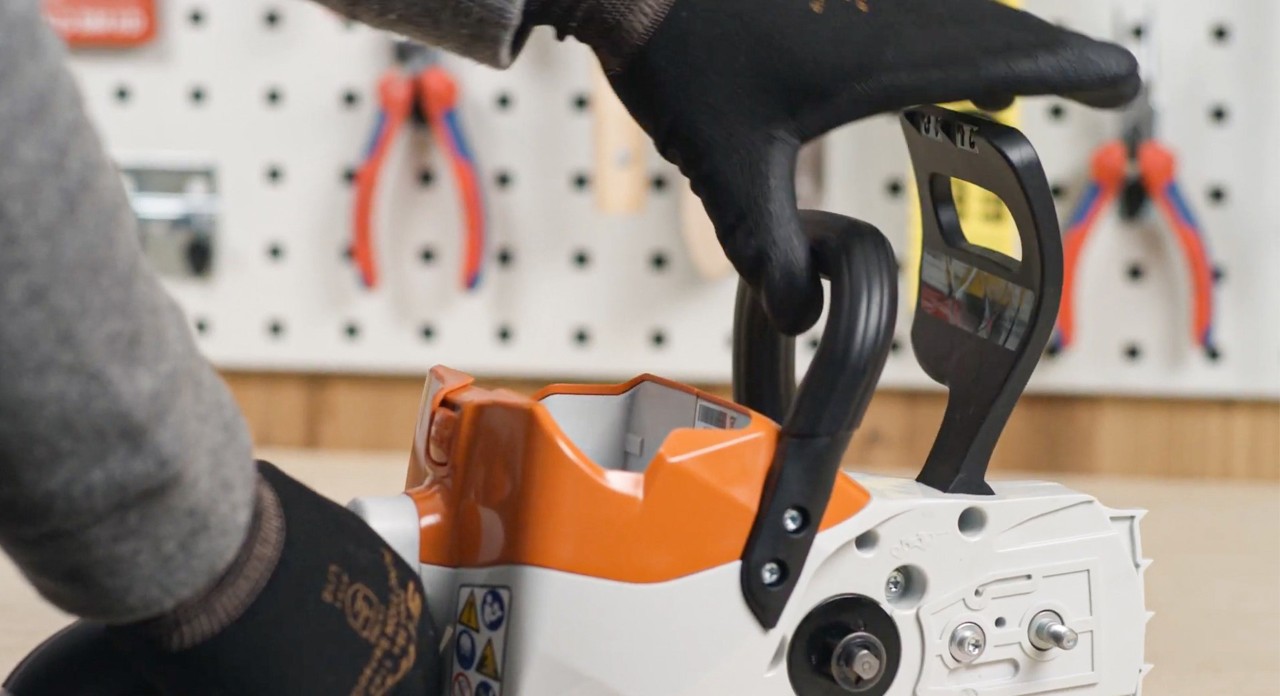 Déblocage du frein de chaîne d’une tronçonneuse sur batterie STIHL MSA 120