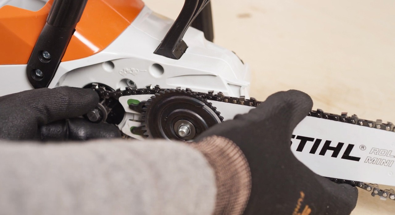 Placement d’un dispositif de coupe sur une tronçonneuse sur batterie STIHL MSA 120