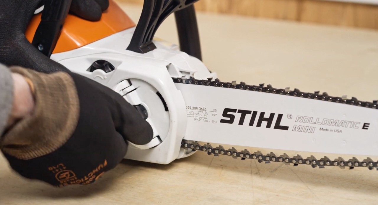 Réinstallation du couvercle sur une tronçonneuse sur batterie STIHL MSA 120