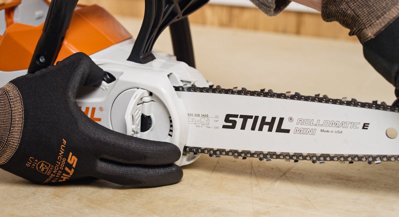 Resserrage d’une chaîne de tronçonneuse sur batterie STIHL MS 120