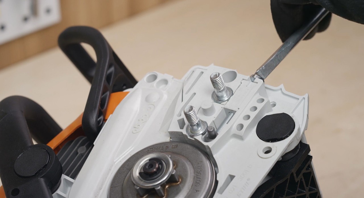 Mécanisme de tension d’une tronçonneuse STIHL MS 170