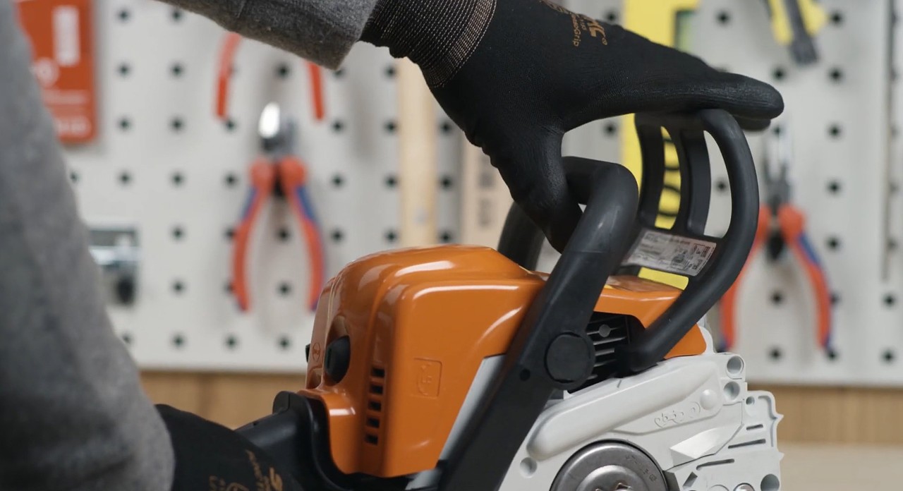 Déblocage du frein de chaîne d’une tronçonneuse STIHL MS 170