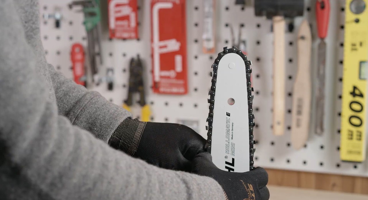 Installation d’une chaîne sur le guide-chaîne d’une tronçonneuse STIHL MS 170