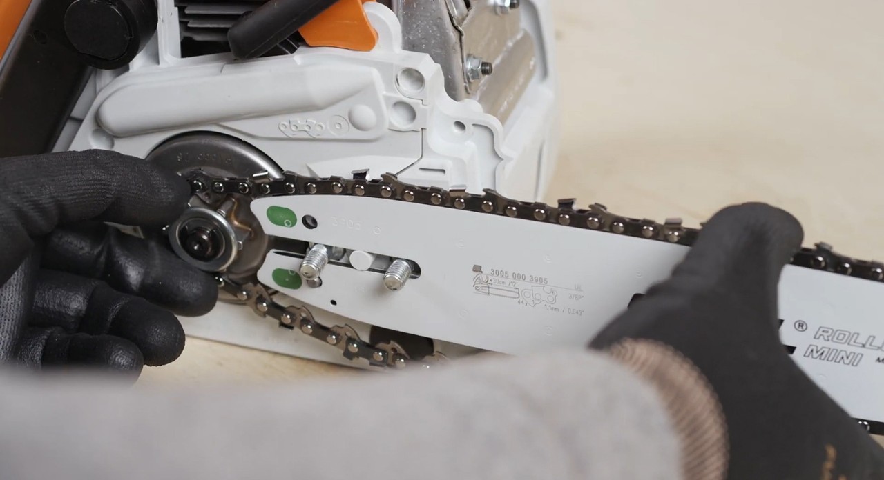 Installation d’un dispositif de coupe sur une tronçonneuse à batterie STIHL MS 170  Source :