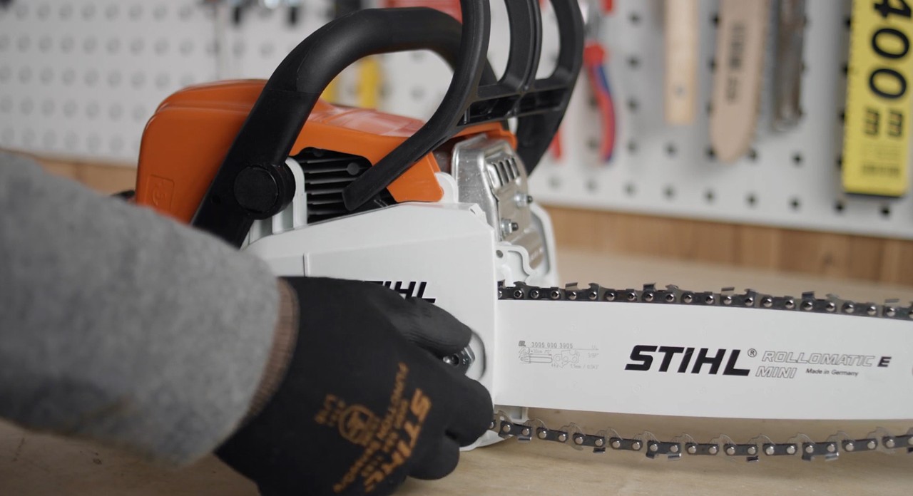 Pose du couvercle du pignon d’une tronçonneuse à batterie STIHL MS 170