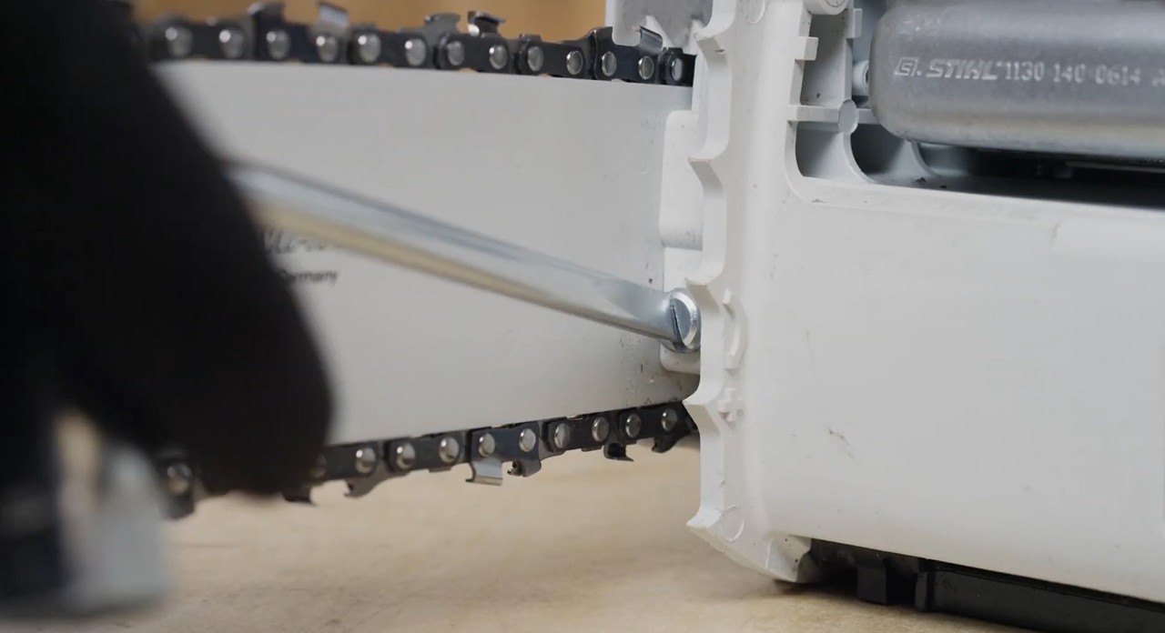 Serrage d’une chaîne de tronçonneuse STIHL MS 170