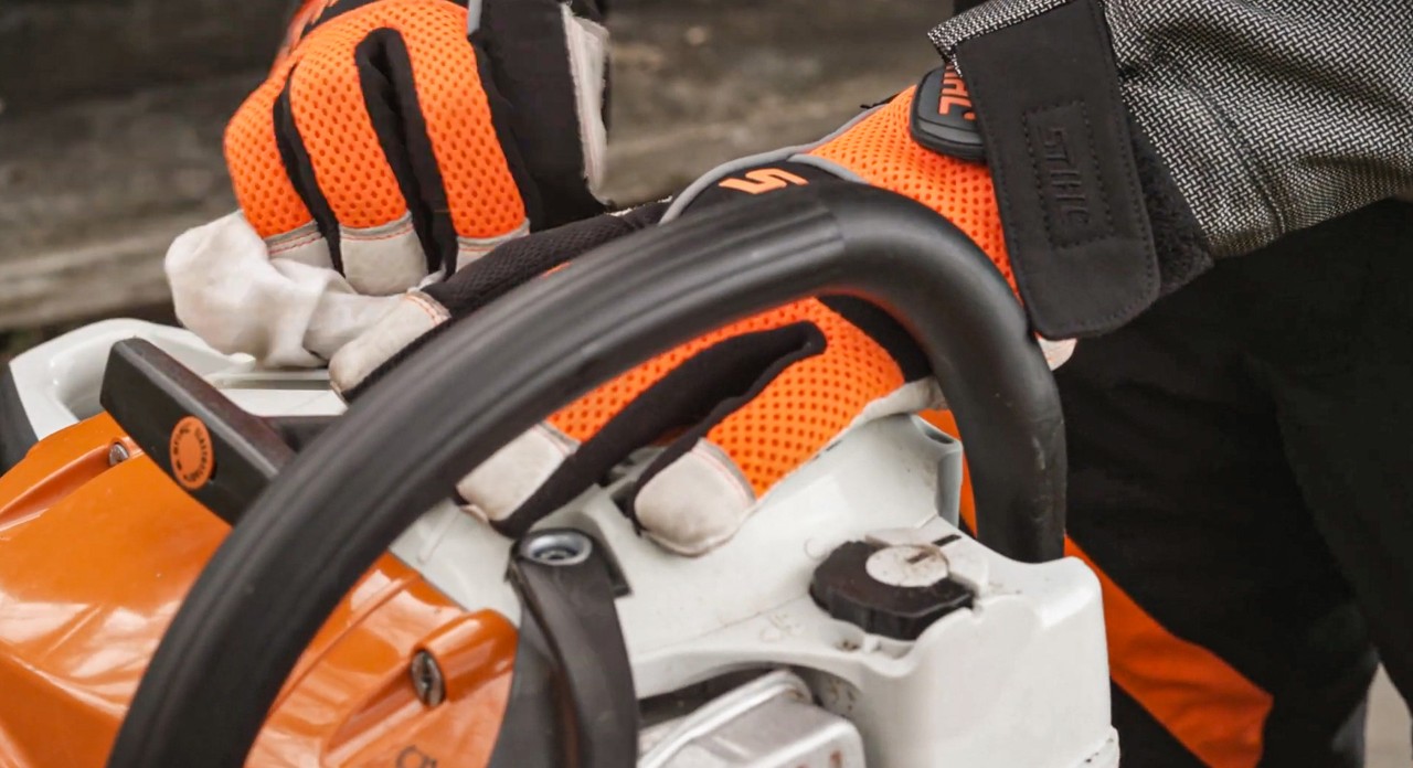 Nettoyage d’un réservoir de tronçonneuse STIHL MSA 251