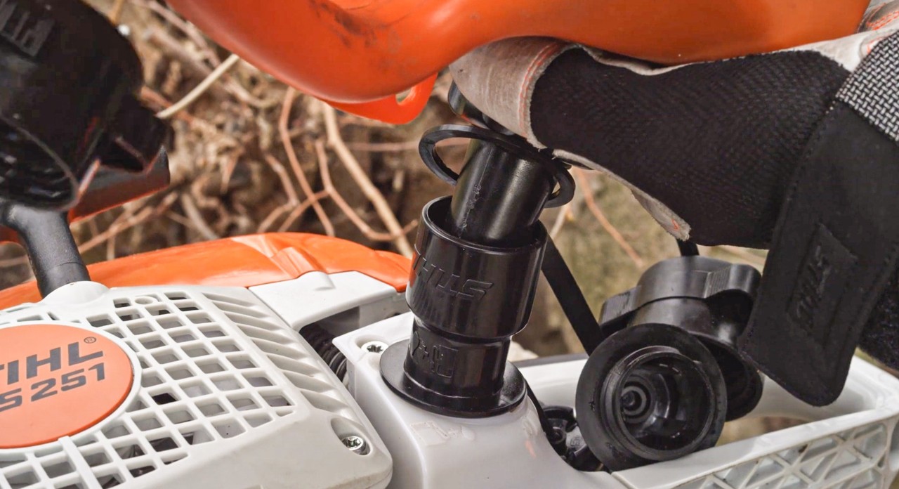 Remplissage du réservoir d’une tronçonneuse STIHL MS 251