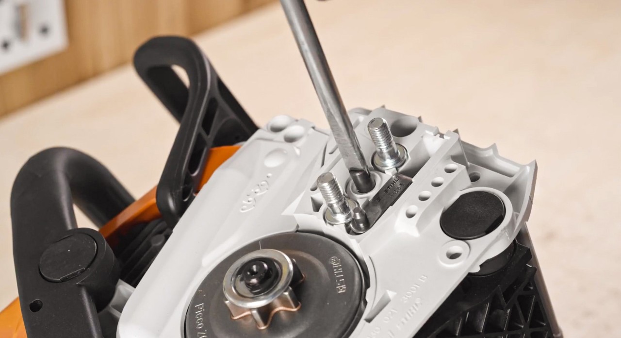 Mécanisme de tension d’une tronçonneuse STIHL MS 180