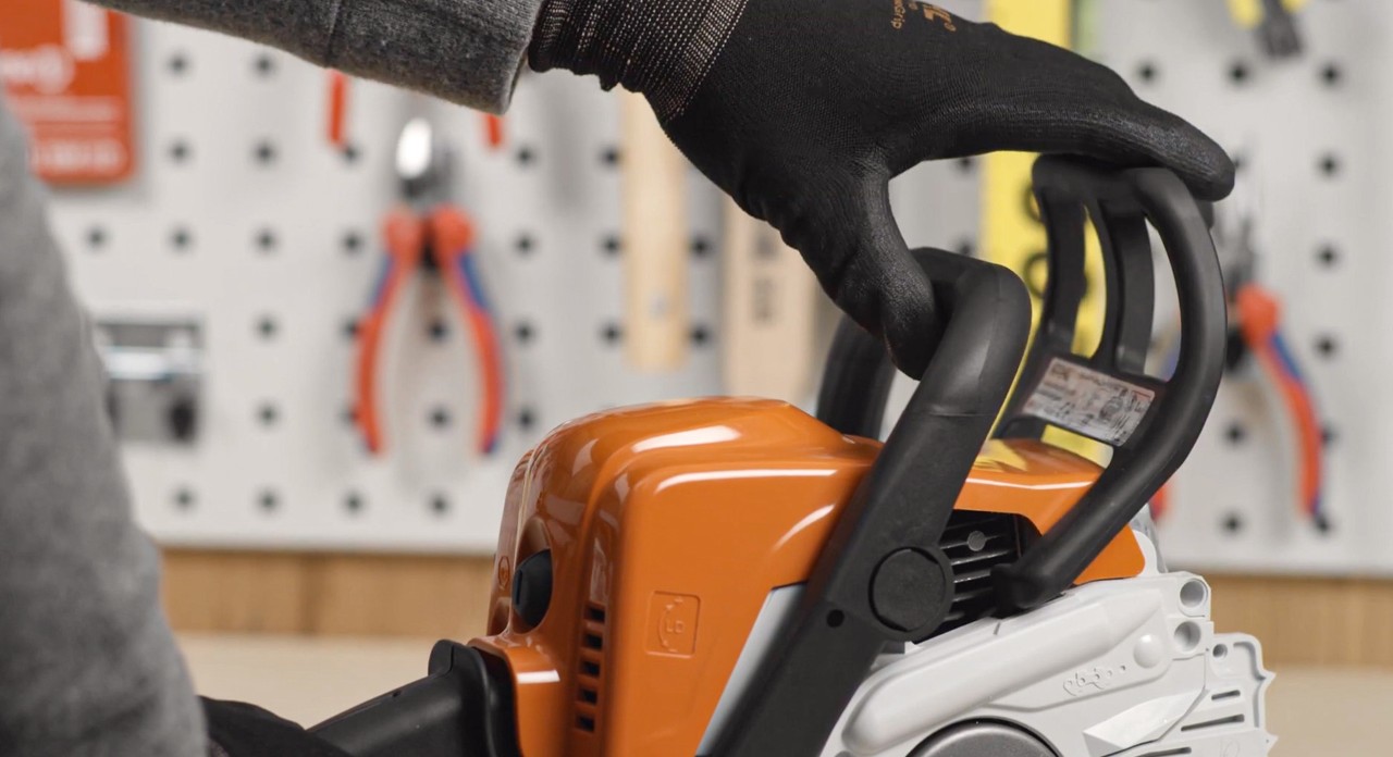 Déblocage du frein de chaîne d’une tronçonneuse STIHL MS 180