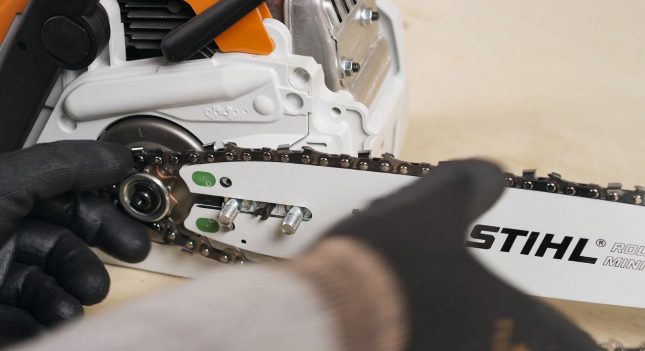 Installation du dispositif de coupe sur une tronçonneuse STIHL MS 180