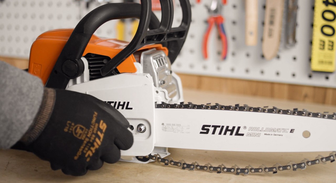 Pose du couvercle du pignon d’une tronçonneuse STIHL MS 180