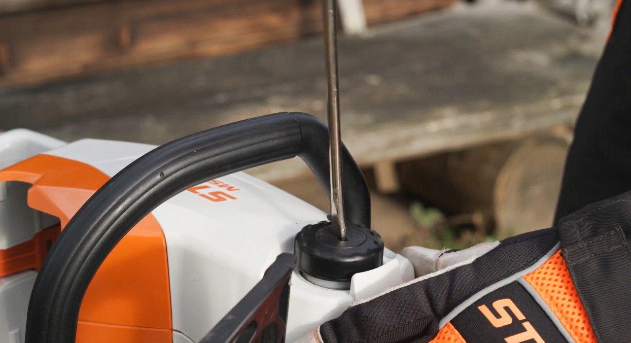 Réservoir d’essence d’une tronçonneuse sur batterie STIHL MSA 120
