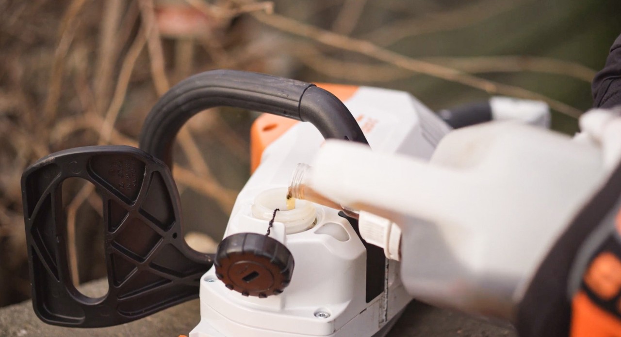 Remplissage d’un réservoir de tronçonneuse sur batterie STIHL MSA 120