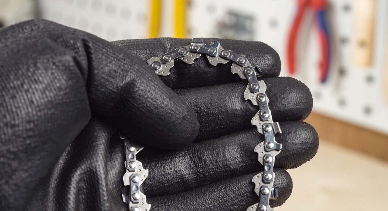 Manipulation d’une tronçonneuse par une personne portant des gants