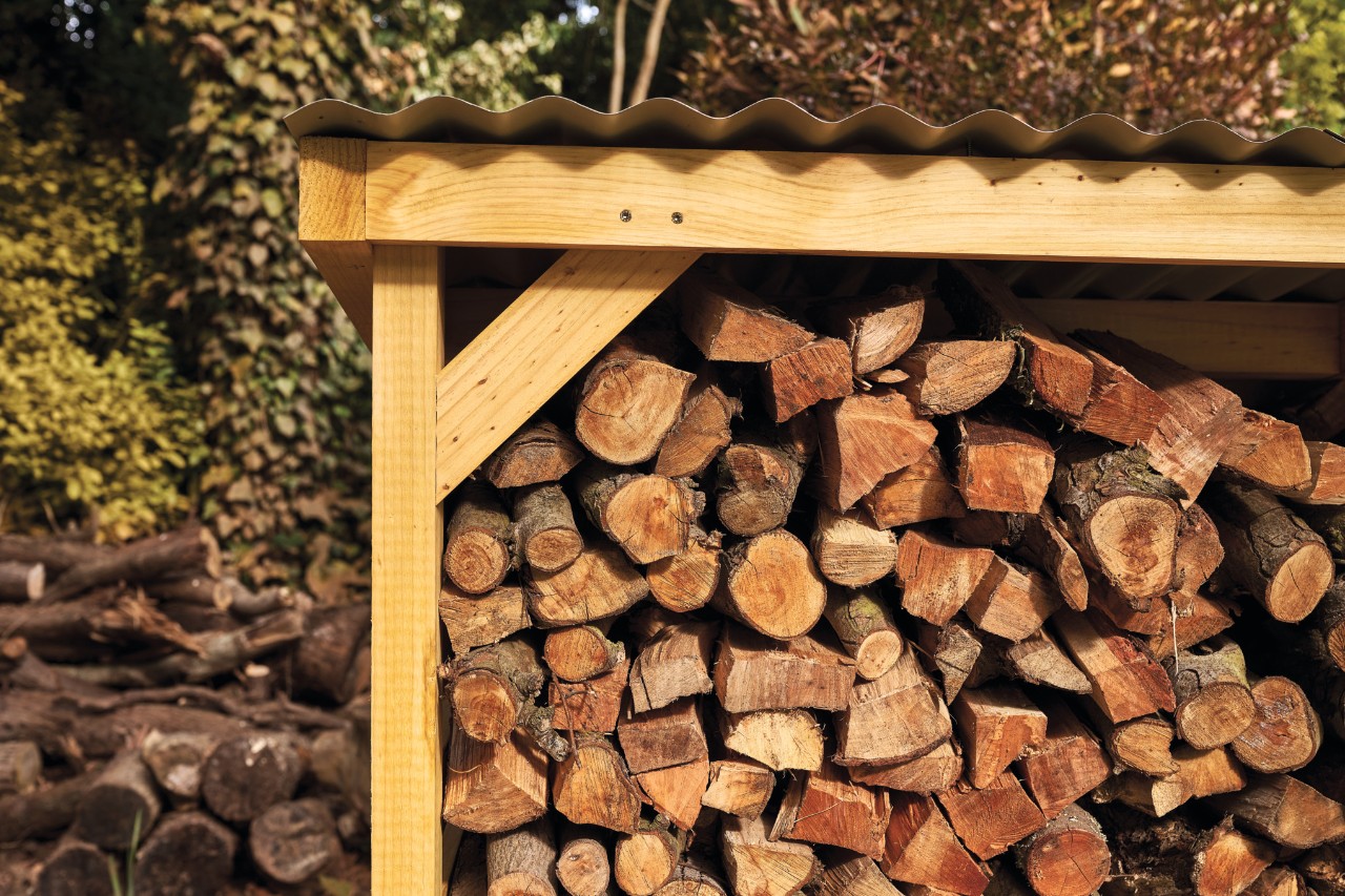 Gros plan sur un abri à bois de chauffage construit soi-même