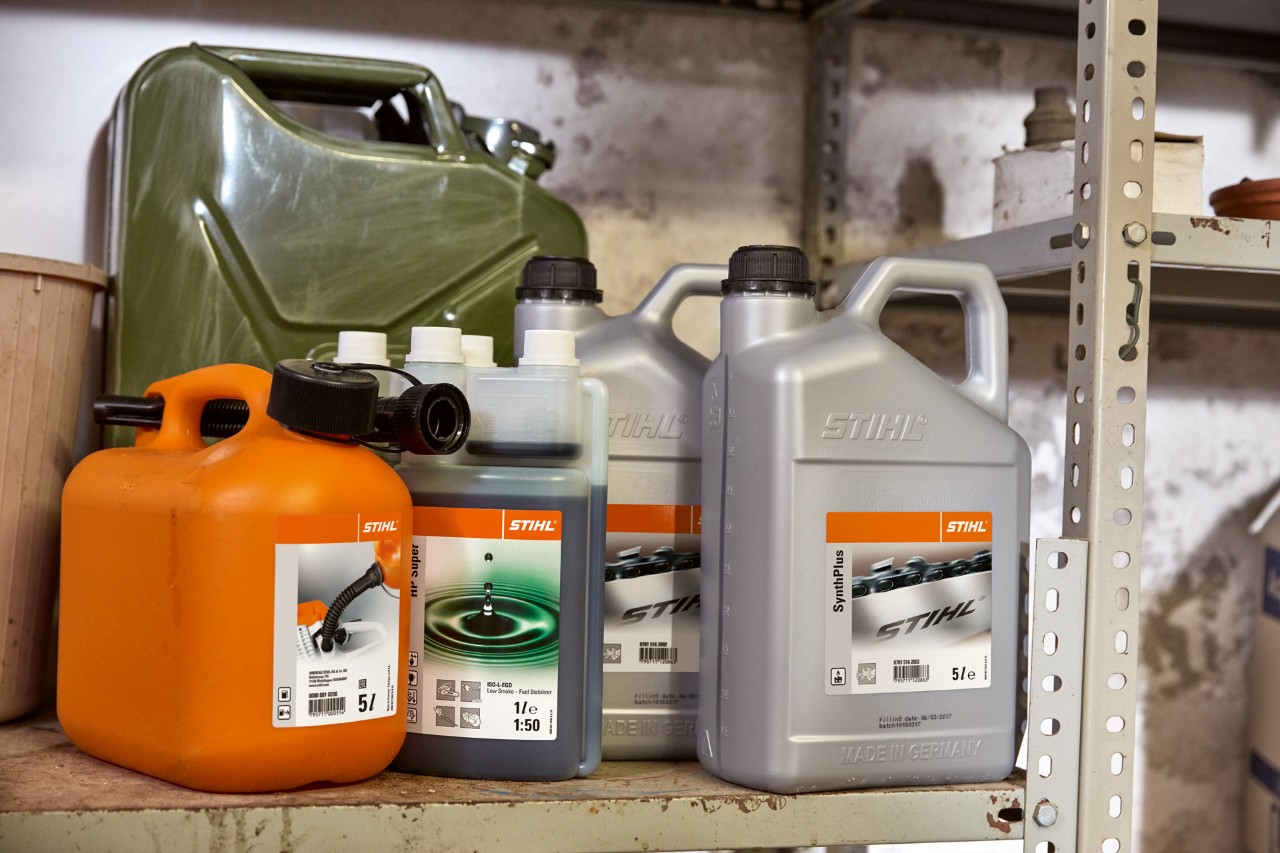 Découvrez tous nos mélanges d’essence 2 temps, nos huiles et autres produits STIHL