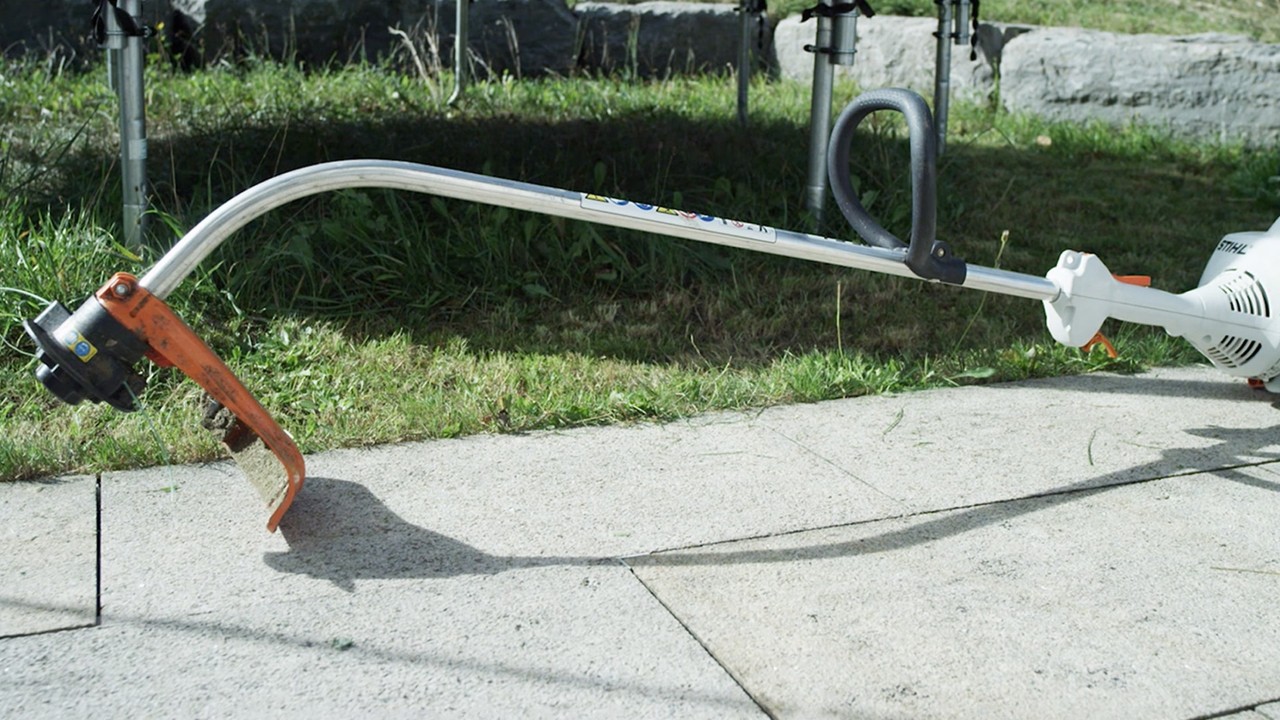 La débroussailleuse à essence STIHL&nbsp;FS&nbsp;38 repose sur le sol