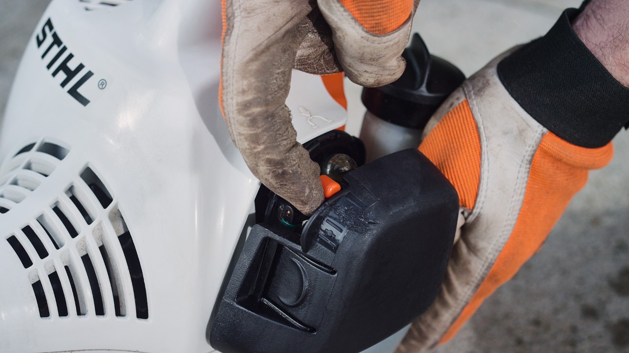 Le levier du volet de starter est actionné sur la débroussailleuse à essence STIHL&nbsp;FS&nbsp;38