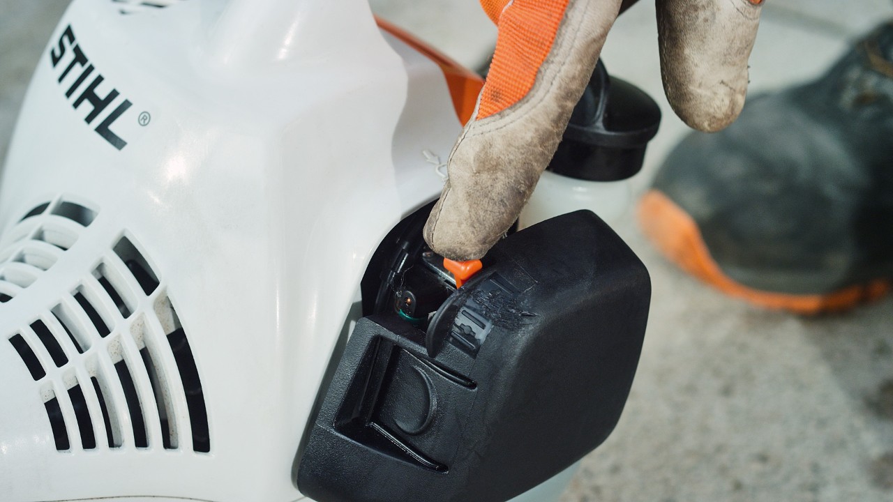 Le starter de la débroussailleuse à essence STIHL&nbsp;FS&nbsp;38 s’ouvre