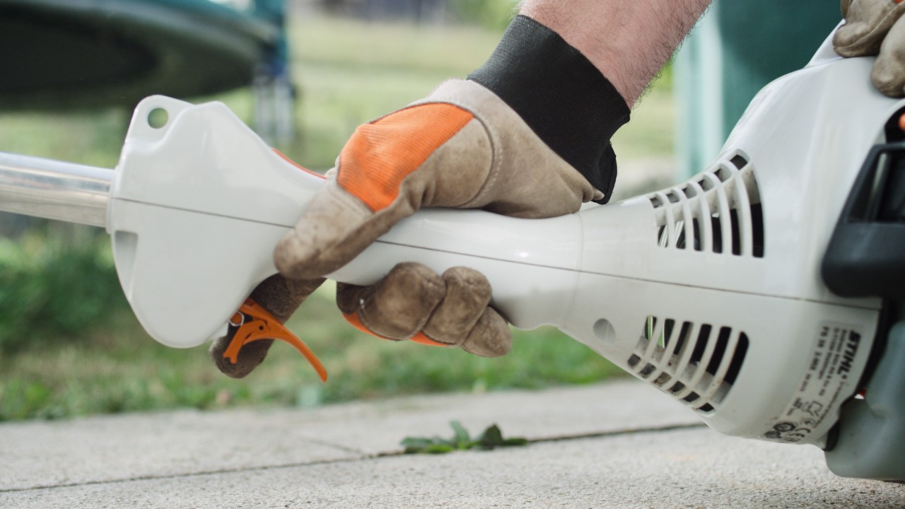 La gâchette d’accélérateur est actionnée sur la débroussailleuse à essence STIHL&nbsp;FS&nbsp;38