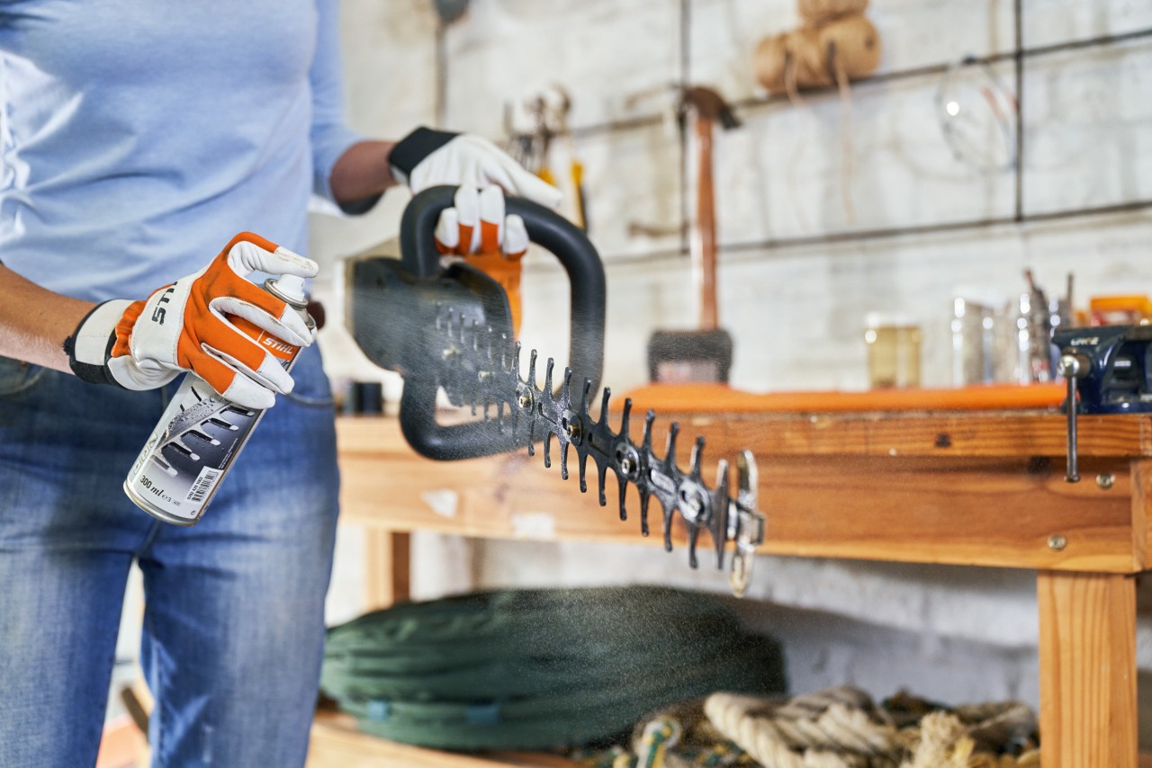 Entretien du taille-haie à batterie STIHL HSA 56 avec le dissolvant de résine STIHL Superclean