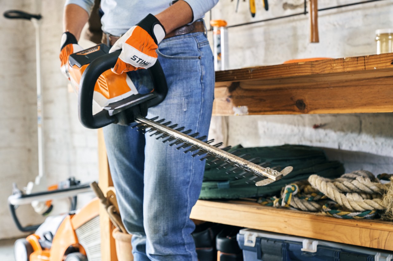 Femme tenant un taille-haies à batterie STIHL HSA 56