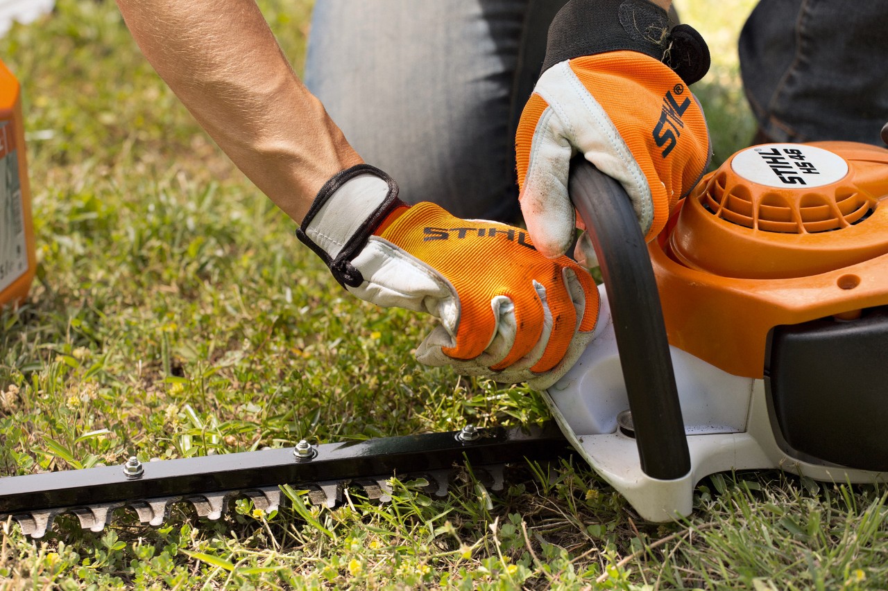  Le taille-haies à essence STIHL HS 46 est nettoyé après utilisation