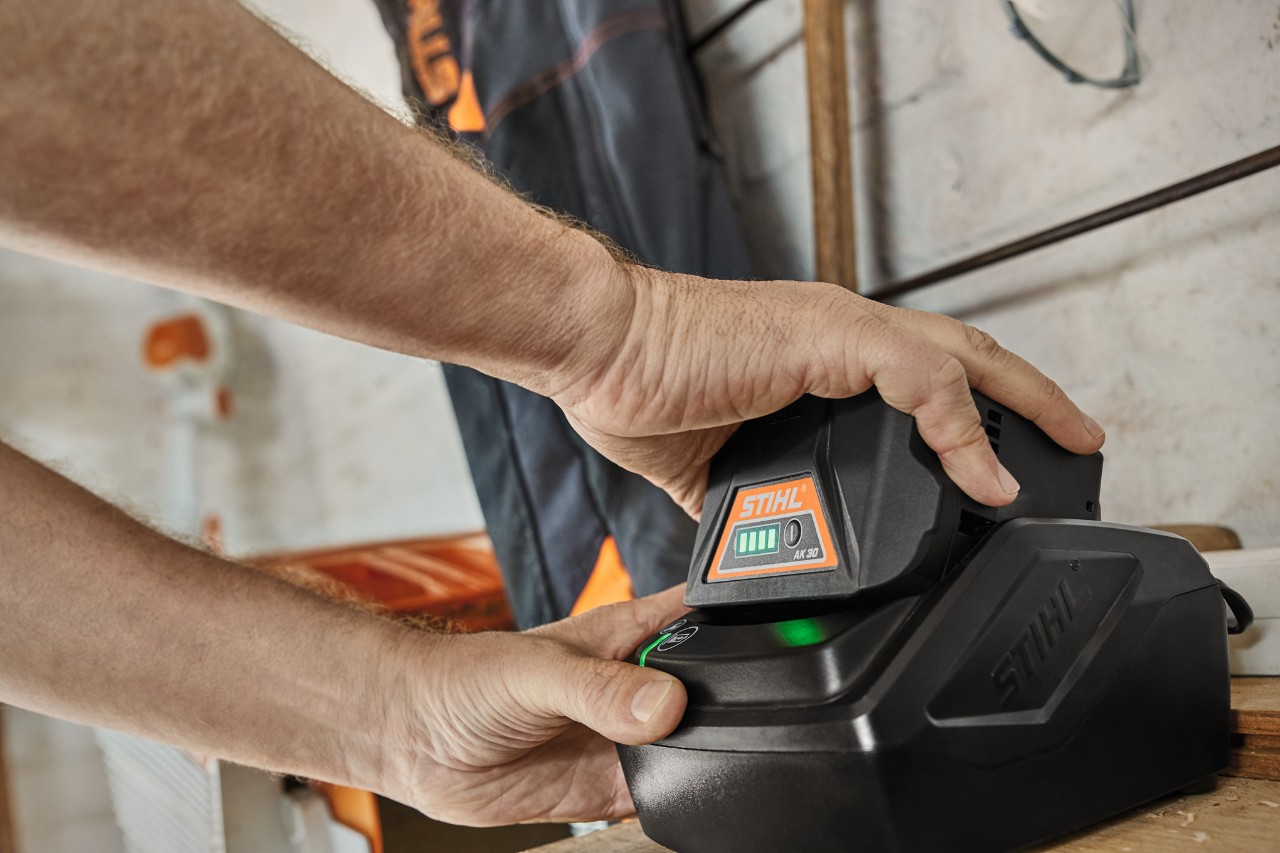 Batterie lithium-ion AK 30 de STIHL, en charge dans le chargeur