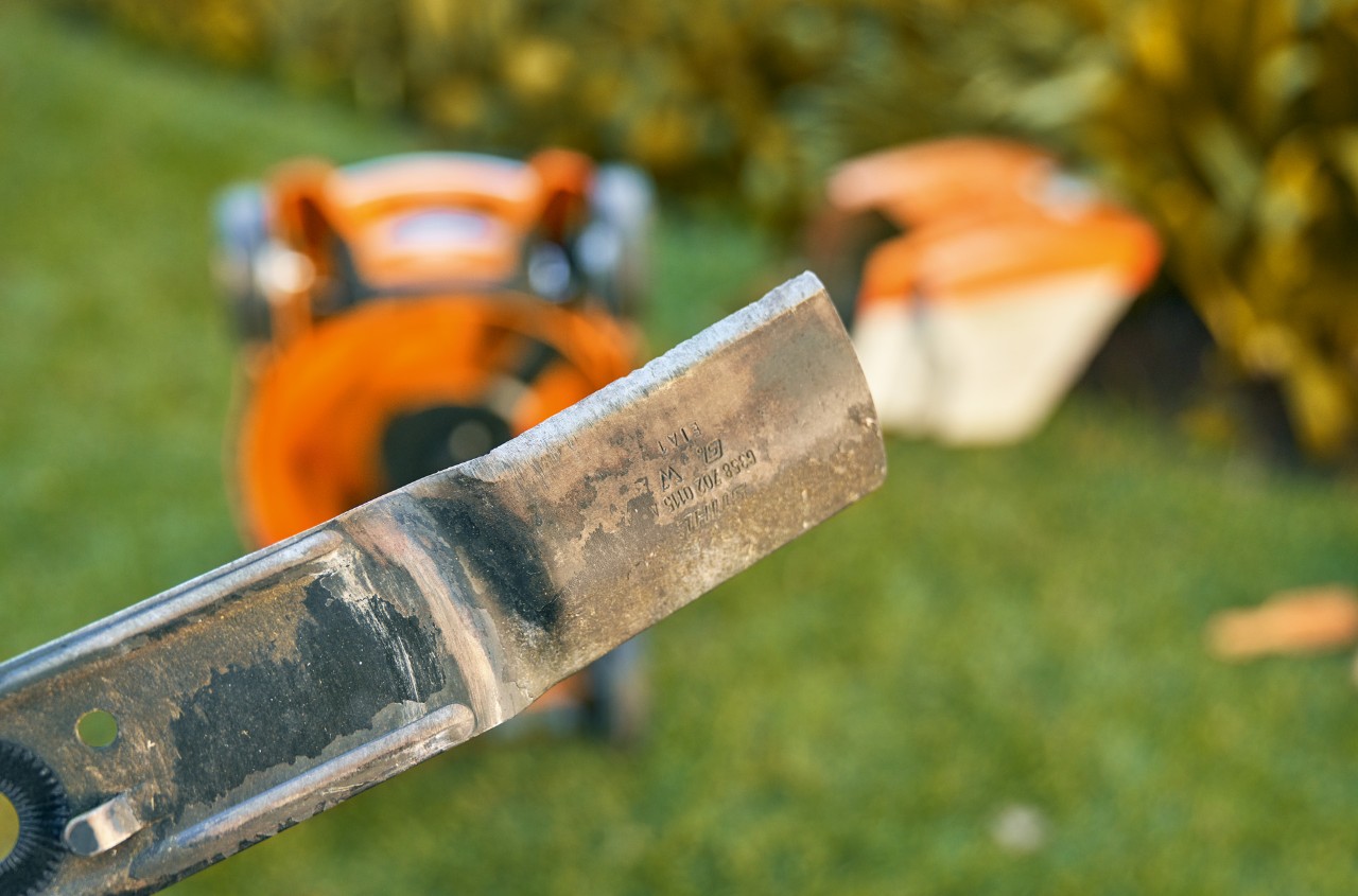 Gros plan d’une tondeuse à gazon sur batterie STIHL RMA 339 C