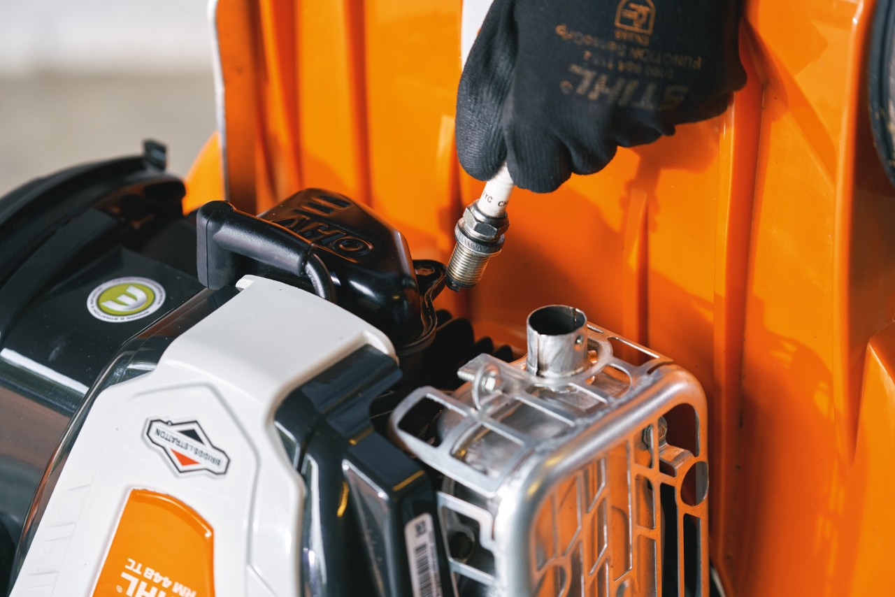 Retrait de la bougie d’allumage d’une tondeuse thermique STIHL RM 448 T-C