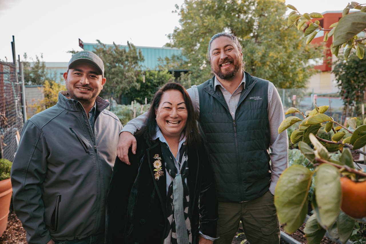 Jaclyn Ishimaru-Gachina, PDG de Gachina Landscape Management, en compagnie de ses fils Michael Gachina