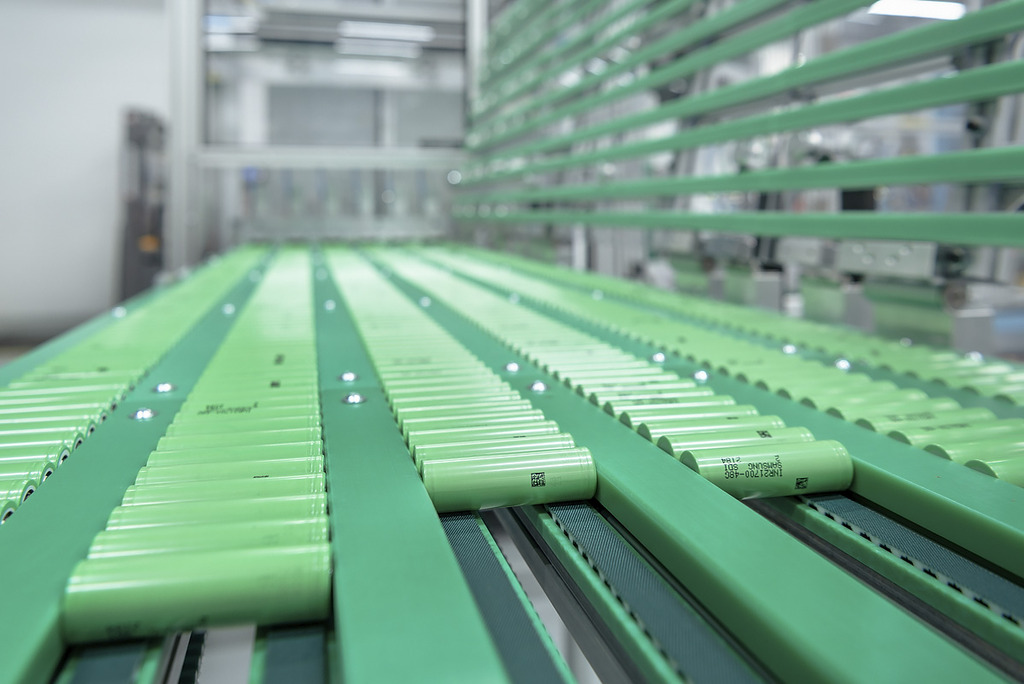 Une machine équipe les porte-cellules pour cellules de batterie de plaques déflectrices