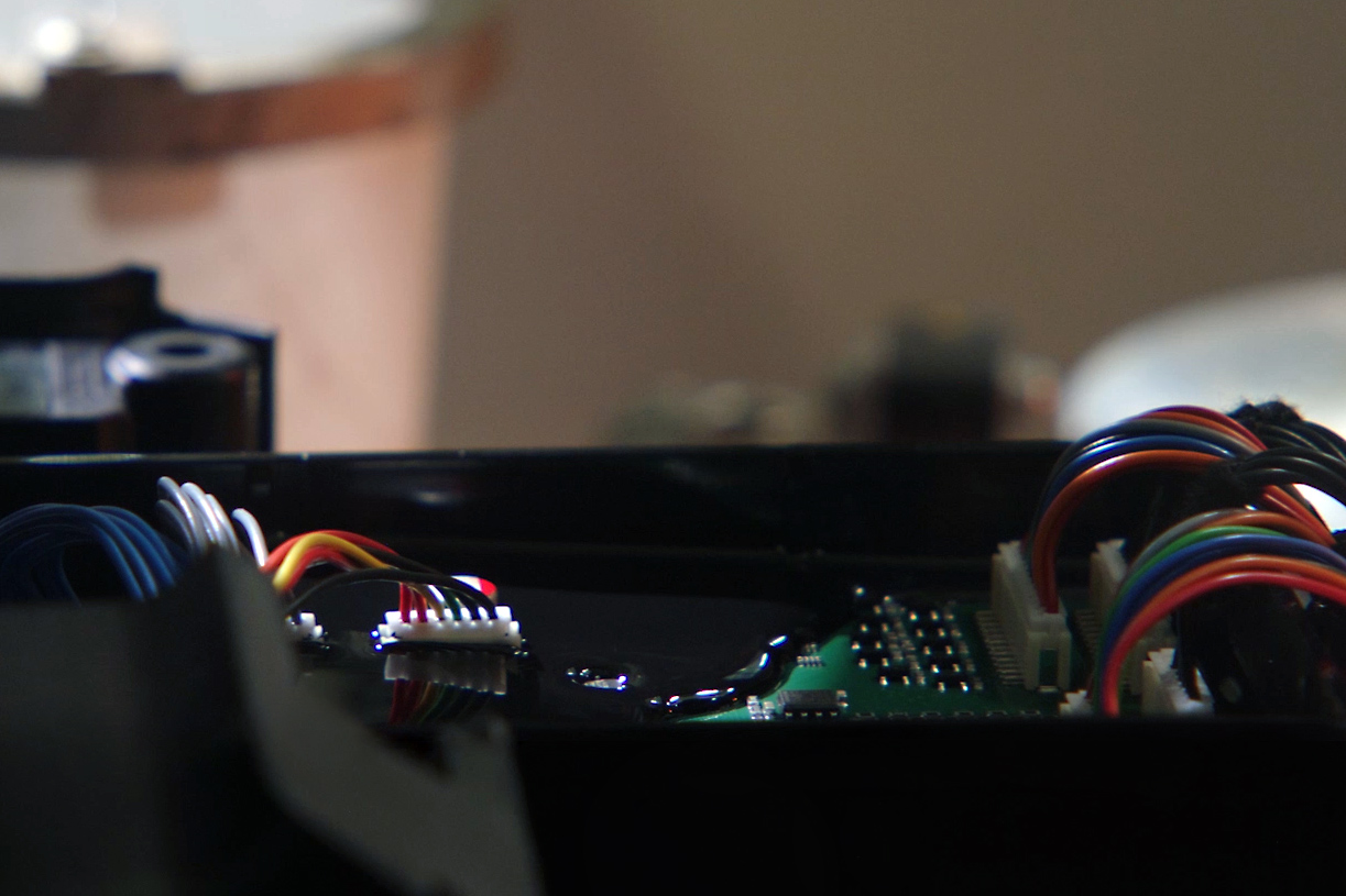 Gros plan d’une batterie dans l’unité de coulage avant l’assemblage final
